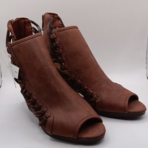 Rampage Brown Women’s Peep-Toe Woven Zipper Back Heels Sz 8